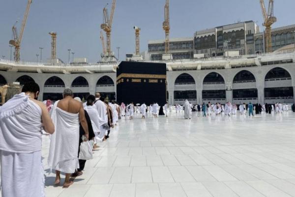 umrah dibatasi untuk orang Saudi dan penduduk asing kerajaan yang diizinkan untuk melakukan ritual di Masjidil Haram dengan kapasitas 30% atau 6.000 orang per hari.