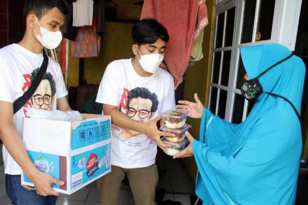 Selain paket sembako, RMP juga bagi-bagi makanan menjadi salah satu agenda dari kumpulan pemuda yang mengidolakan figur Muhaimin Iskandar tersebut.