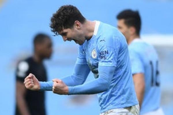  Bek Manchester City John Stones dikabarkan telah menandatangani kontrak baru berdurasi lima tahun untuk bertahan di Etihad Stadium.