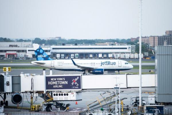 JetBlue Airways Corp membuka rute penerbangan transatlantik baru antara New York dan London pada Rabu (Kamis waktu setempat), guna merebut pangsa pasar bertarif rendah di salah satu penerbangan internasional tersibuk dan paling menguntungkan di dunia itu.
