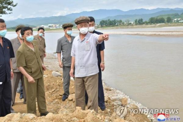 Dalam inspeksinya, Kim berbicara kepada pasukan dan responden darurat lainnya, yang dikerahkan untuk membantu memperbaiki kerusakan.