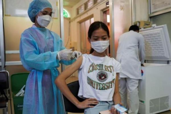 Salah satu negara termiskin di Asia, Kamboja menawarkan vaksin AstraZeneca sebagai suntikan ketiga kepada mereka yang telah menerima vaksin virus tidak aktif yang dikembangkan oleh Sinopharm dan Sinovac, dengan tujuan memperkuat kekebalan terhadap varian Delta COVID-19.