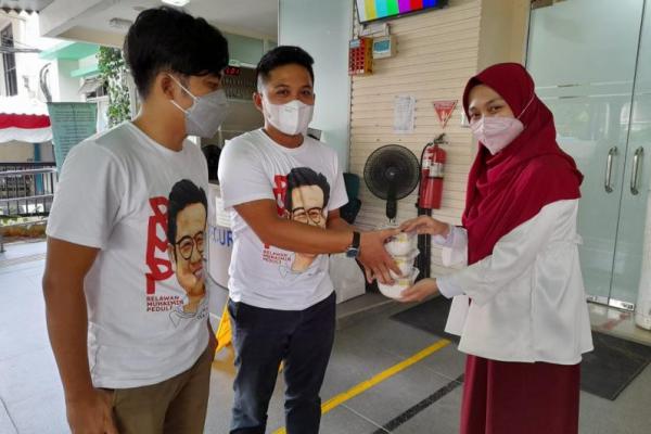 Koordinator RMP DKI Jakarta, Badriyanto mengungkapkan, ratusan paket makanan tersebut telah didistribusikan ke beberapa Puskesmas yang sedang melakukan vaksinasi di kawasan Jakarta Selatan.