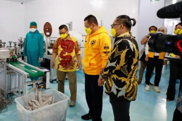Kementerian Perindustrian mencatat, Indonesia telah mengekspor masker dan alat pelindung diri (APD) senilai USD 246 juta atau Rp 3,4 triliun sepanjang tahun 2020.