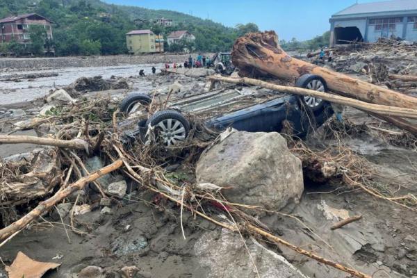 Setidaknya 44 orang dinyatakan tewas dalam bencana banjir bandang di Turki. Jumlah ini diprediksi akan terus meningkat, mengingat tim penyelamat masih berjuang menemukan para korban.