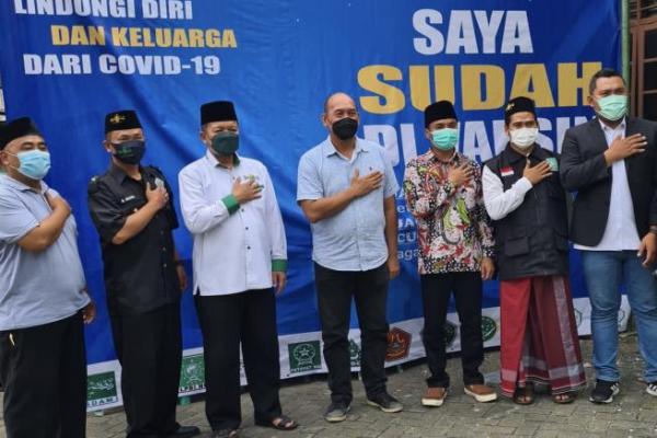 Dalam rangka memerangi Covid-19, Pengurus Cabang Nahdlatul Ulama (PCNU) Kota Tangerang berkolaborasi dengan Polres Metro Tangerang Kota menggelar program vaksinasi.