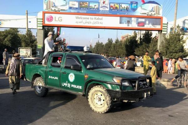 Ratusan orang dengan berani berlari ke bandara di Mazar-i-Sharif, sebuah kota sekitar 300 km ke utara pada rute yang telah diselingi dengan pos pemeriksaan Taliban.