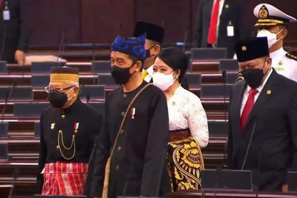 Sementara Ma`ruf mengenakan pakaian adat Suku Mandar asal Sulawesi Barat (Sulbar).