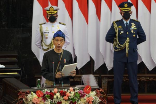Presiden RI Jokowi menyampaikan, meskipun saat ini negara sedang berkonsentrasi dalam menangani permasalahan kesehatan, tetapi perhatian terhadap agenda-agenda besar menuju Indonesia Maju tidak berkurang sedikit pun.