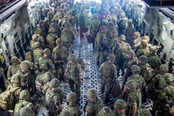 Sekitar 4.000 orang yang memenuhi syarat untuk datang ke Inggris masih berada di Afghanistan dan pemerintah ingin mengevakuasi ribuan orang lagi jika bisa.