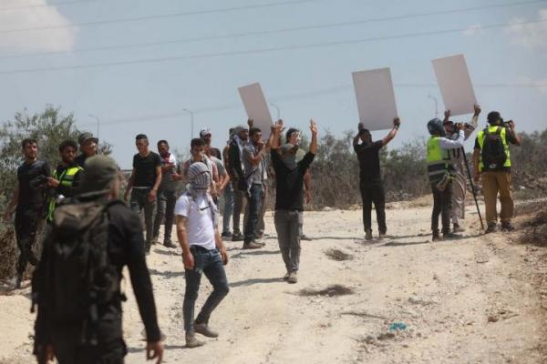 Dua belas warga Palestina dari desa Beita mengajukan petisi ke pengadilan Israel mengklaim hak atas tanah di mana pos terdepan ilegal itu dibangun.