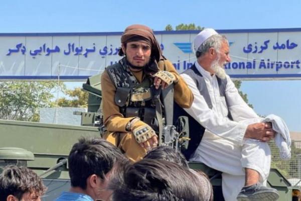 Sekitar 300 wanita, menutupi kepala sampai ujung kaki sesuai dengan kebijakan pakaian baru yang ketat untuk pendidikan - mengibarkan bendera Taliban saat pembicara mencerca Barat dan menyatakan dukungan untuk kebijakan Islamis.