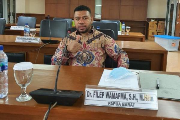 Senator Papua Barat, Filep Wamafma resmi diangkat menjadi Wakil Ketua Komite I DPD RI, Kamis (19/8).