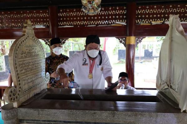 Ketua DPD RI, AA LaNyalla Mahmud Mattalitti, menyempatkan diri berziarah ke Makam Tjut Nyak Dhien, pejuang wanita asal Aceh. Ziarah dilakukan di sela kunjungan kerjanya ke Kabupaten Sumedang, Jawa Barat, Sabtu (21/8).