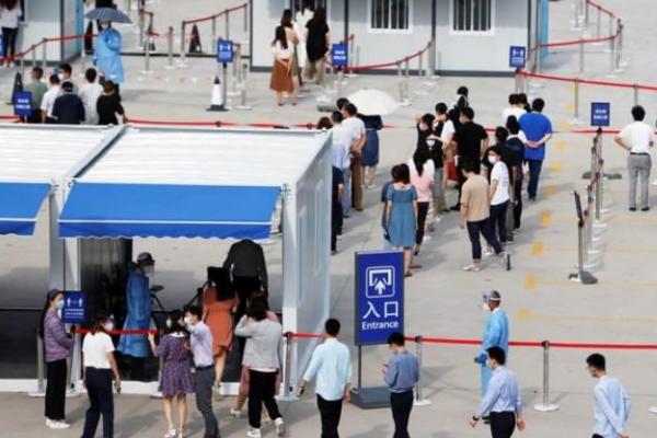 Sekitar 120 orang yang dianggap kontak dekat dari lima pekerja yang terinfeksi di Bandara Pudong ditempatkan ke karantina, bersama dengan ratusan lainnya dianggap kontak sekunder.