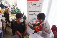 Toyota Indonesia Gelar Vaksinasi dan Bagi Sembako di Karawang