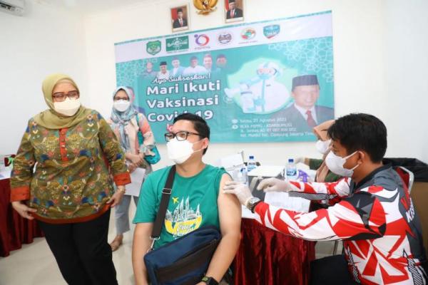 Dirjen Putri menjelaskan, peningkatan Herd Immunity ini tidak hanya pekerjaan dari Pemerintah, tapi juga ada kontribusi pengusaha dan juga dari pekerja melalui Serikat Pekerja.