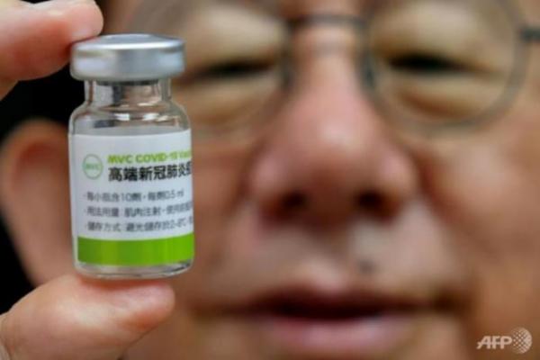  Untuk menunjukkan kepercayaan dirinya pada suntikan dan membuktikan itu aman, Tsai telah menunda penggunaan vaksin dari Moderna atau AstraZeneca, andalan program vaksinasi Taiwan saat ini.