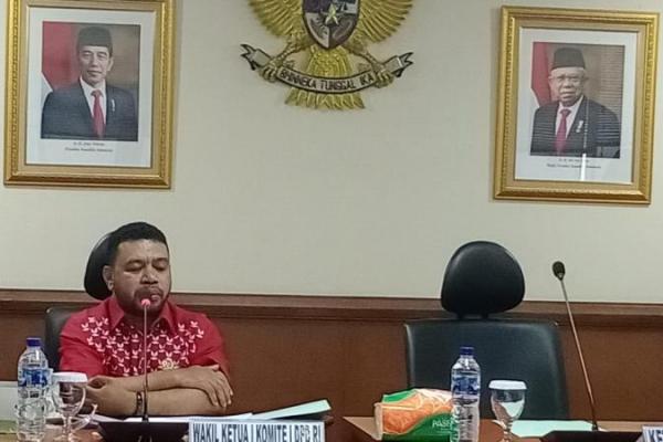 Wakil Ketua Komite I DPD RI, Filep Wamafma memberikan catatan khusus. Dia berharap, Pemerintah membuat kebijakan afirmasi juga untuk daerah Indonesia Timur lainnya yang tertinggal.