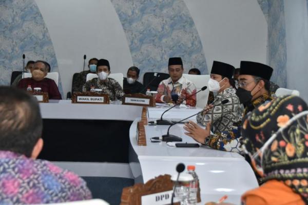 Bahkan, Presiden Joko Widodo (Jokowi) mendorong agar kedepan porang bisa menjadi makanan pengganti beras karena rendah kalori, karbohidrat, serta rendah kadar gula sehingga lebih menyehatkan.