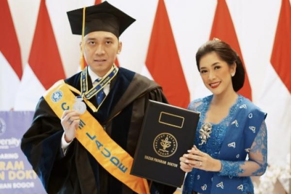 Gelar doktor Edhie Baskoro Yudhoyono alias Ibas resmi disahkan melalui Wisuda Daring Program Pendidikan Sarjana, Profesi Dokter Hewan, Magister, dan Doktor Tahap VII Tahun 2021 Institut Pertanian Bogor.