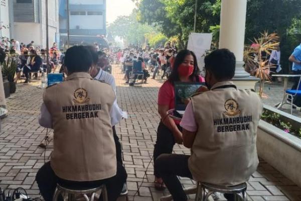 Pengurus pusat Himpunan Mahasiswa Buddhis Indonesia (Hikmahbudhi) mengadakan giat vaksinasi dalam rangka memperingati HUT Kemerdekaan Indonesia yang ke-76, Jumat (27/8).