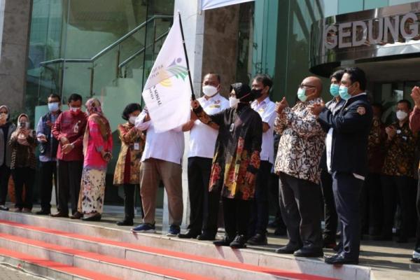 Paket masker dan vitamin tersebut, kata Mensos, akan didistribusikan melalui Karang Taruna di 514 Kabupaten/Kota di seluruh Indonesia dalam bentuk yang sudah dikemas dan tinggal didistribusikan. 