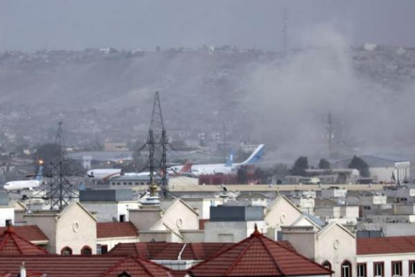 Pembom bunuh diri menyerang kerumunan orang yang berkumpul di luar bandara Kabul berharap untuk melarikan diri dari Afghanistan yang dikuasai Taliban.