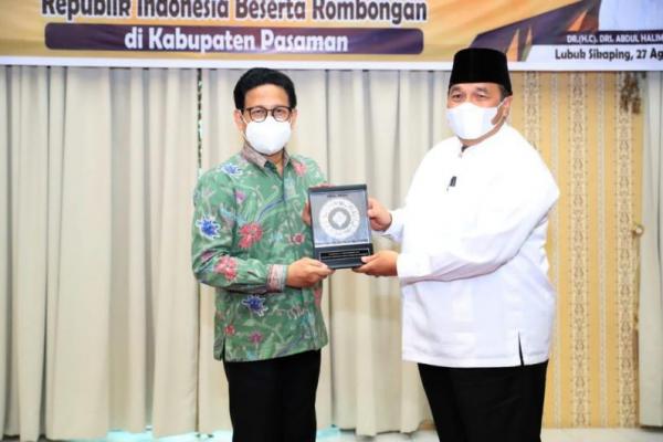 Halim Iskandar berharap, pada tahun 2022, Kabupaten Pasaman dapat menurunkan 33% angka kemiskinan kronis atau kemiskinan ekstrem.