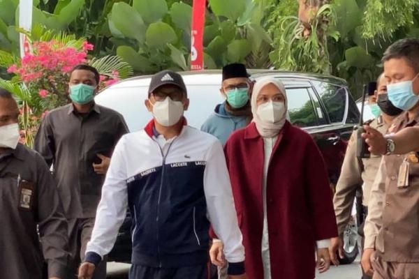 Hasan yang mengenakan jaket putih dan Puput msmakai jaket berwarna merah nampak membisu saat ditanya sejumlah awak media.