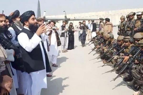 Berdasarkan unggahan di media sosial, anggota Taliban berdiri di depan gerbang kompleks gubernur Provinsi Panjshir, setelah bertempur selama akhir pekan dengan Front Perlawanan Nasional Afghanistan (NRFA), yang dipimpin oleh Panjshiri Ahmad Massoud.