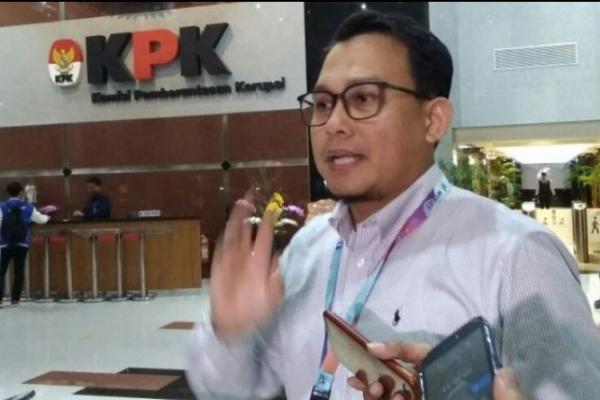 KPK memeriksa ketiganya untuk tersangka Abdul Gafur di Gedung Mako Brimob Polda Kaltim, Balikpapan, Kamis (31/3), dalam penyidikan kasus dugaan suap terkait dengan pengadaan barang dan jasa serta perizinan di Kabupaten PPU, Kalimantan Timur.