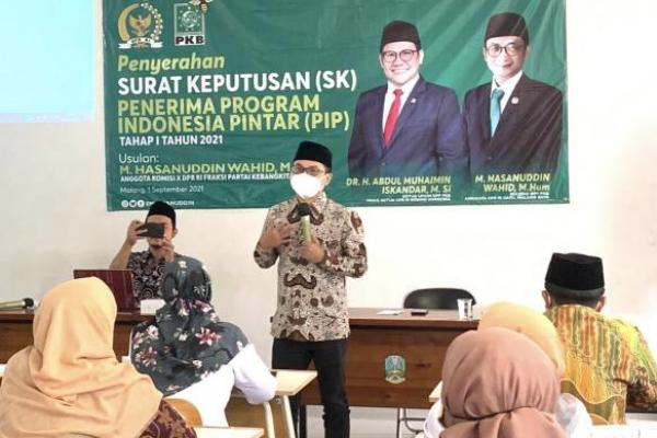 Anggota Komisi X DPR RI, Hasanuddin Wahid menyerahkan secara simbolis SK Penerima Program Indonesia Pintar (PIP) sebanyak lebih dari 23 Ribu pelajar dari 270 sekolah yang berada di Malang Raya.