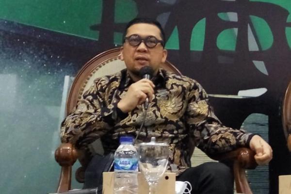 Saya cukup menyayangkan keputusan PN itu. Pertama bahwa itu kan putusan melampui kewenangannya. Kan, pemilu ini diatur dalam UU, bahkan UUD kita mengatakan pemilu itu lima tahun sekali. Jadi, habis dari 2019 ya 2024.