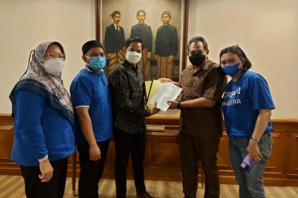 Surat somasi pertama sekaligus yang terakhir ini diberikan langsung kepada Dena Chaerudin, Direktur AJB Bumiputera, di lantai 21 kantor pusat Bumiputera, Jalan Jenderal Sudirman, Jakarta Selatan.