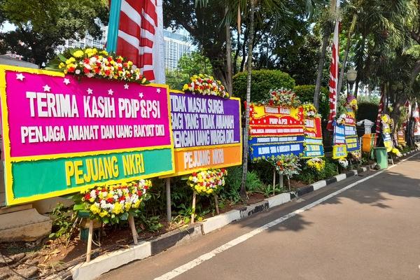 Dukungan interpelasi terhadap Gubernur DKI Jakarta, Anies Baswedan, soal Formula E. Dukungan itu disampaikan lewat karangan bunga, diletakkan di halaman kantor DPRD DKI Jakarta.