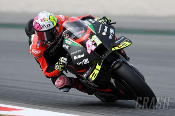 Espargaro menjadi jawara usai secara dramatis menyalip Francesco Bagnaia di tikungan terakhir