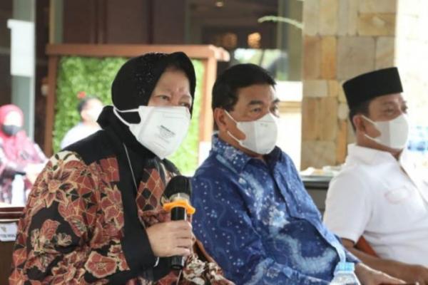 Mereka menyuarakan protes lantaran nama kepala desa masuk sebagai salah satu penerima Bantuan Sosial Tunai (BST).