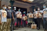 Relawan Muhaimin Bagikan Paket Sembako untuk Guru Ngaji