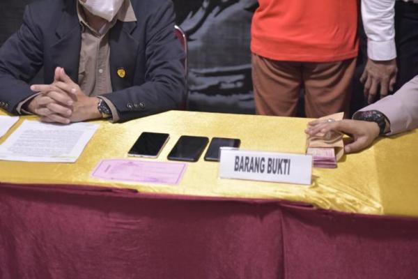 Kepolisian Sektor Bogor Timur merilis pelaku penipuan yang mengatasnamakan Wakil Menteri BUMN dan Direktur Utama PT Pegadaian (Persero) dengan menawarkan proyek pengadaan noen box sebanyak 4.000 unit dengan nilai Rp.116 miliar.