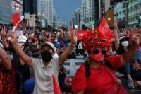 Ribuan Massa Turun ke Jalan Desak Pengunduran Diri PM Prayut