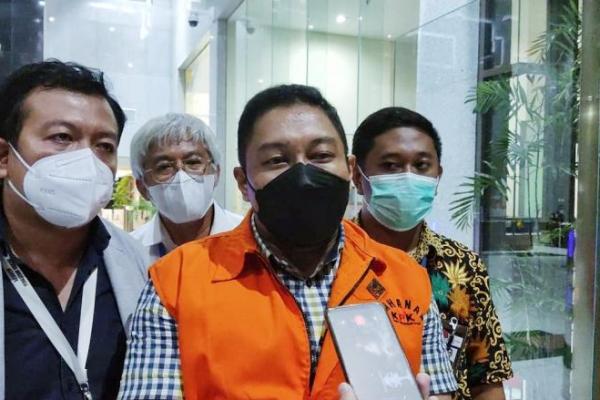 Robin disebut menerima uang sebanyak Rp11 miliar dan US$36 ribu dari lima pihak terkait penanganan perkara.