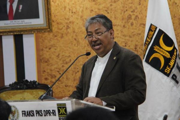 Kalau kebijakan ini yang tetap akan diambil, maka artinya Pemerintah membiarkan penyaluran BBM bersubsidi yang tidak tepat sasaran.Orang miskin bertambah bebannya, sementara orang kaya tetap menikmati BBM bersubsidi. Ini kan semakin tidak adil.