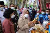 Tinjau Produk ProKUS Aceh, Mensos Risma Ikut Nge-Vlog Produk