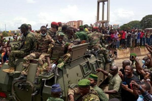 Kudeta yang terjadi Minggu (5/9) adalah yang ketiga sejak April di Afrika Barat dan Tengah, meningkatkan kekhawatiran tentang kembalinya kekuasaan militer di wilayah yang telah membuat langkah menuju demokrasi multi-partai sejak 1990-an.