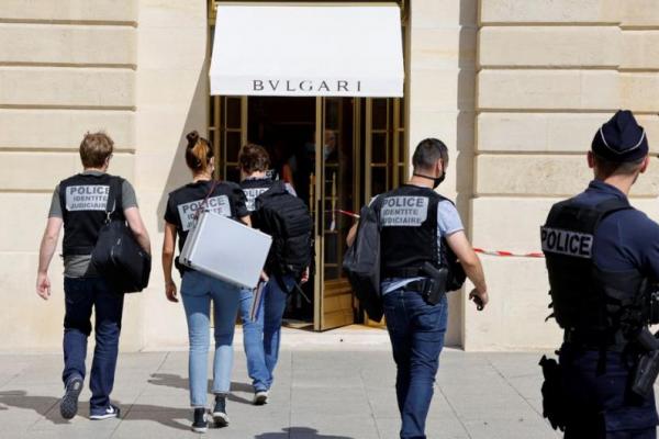 Perampok bersenjata menggasak sebuah toko perhiasan mewah dekat Hotel Ritz Carlton, yang berlokasi di Place Vendome, Paris, Prancis pada Selasa (7/9).