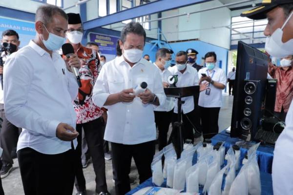 Kehadiran teaching factory di Politeknik KP Aceh, menjadi salah satu upaya KKP dalam menjalankan program-program prioritas yang sering disampaikan Menteri Trenggono, yaitu pembentukan SDM yang unggul untuk sektor kelautan dan perikanan.