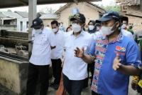 Mendes PDTT Tinjau Peternakan di Lampung Selatan