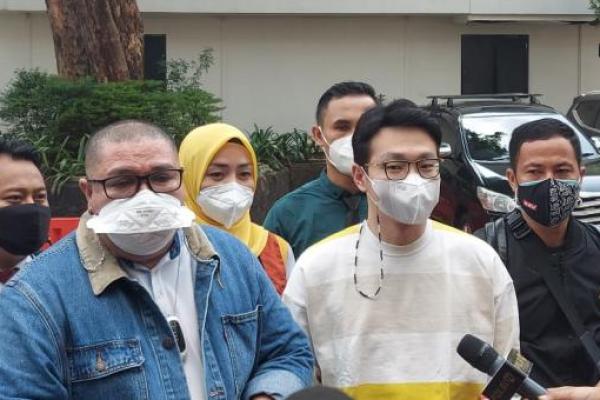Kasus ilegal aksen, dokter Richard Lee kembali sambangi Polda Metro Jaya.