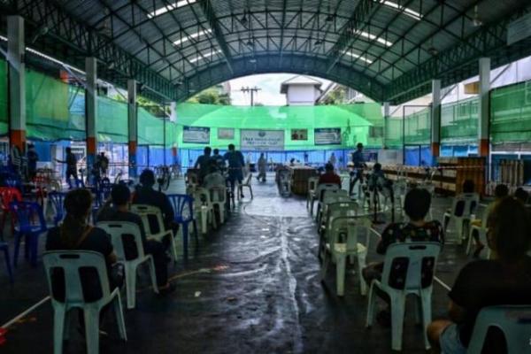 Permukiman kumuh Khlong Toei, di mana sekitar 100.000 orang tinggal di dalam hunian kecil yang penuh sesak, menjadi perhatian utama saat Thailand memerangi gelombang ketiga pandemi.